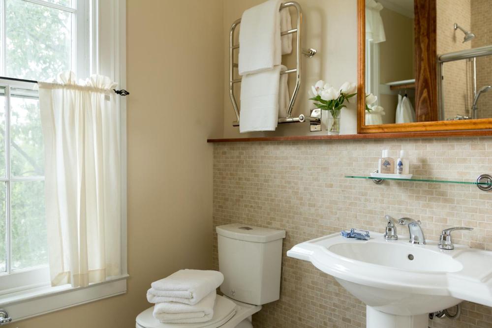Deluxe King Room interior
