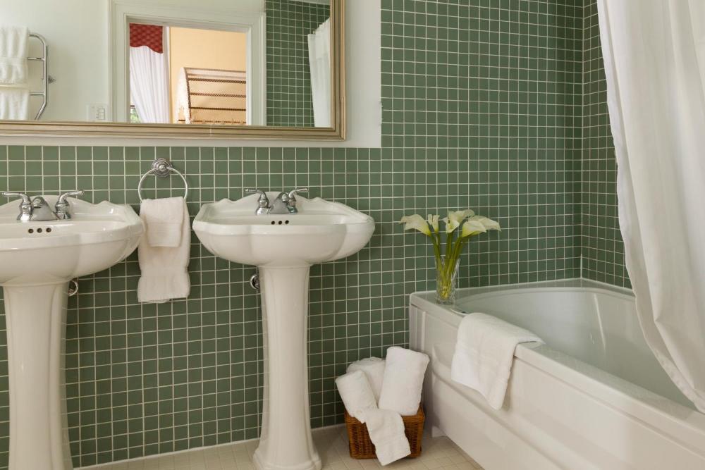 Deluxe Queen Room interior